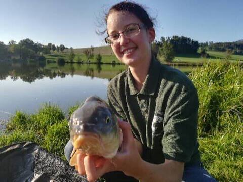 Nachtangeln 2018: Jungfischerin mit Karpfen