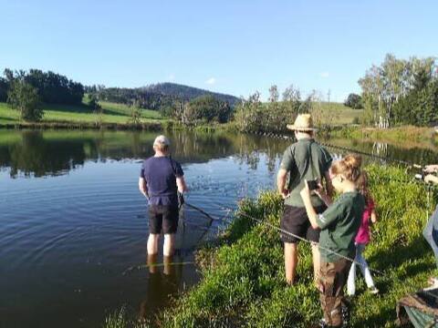 Nachtangeln 2018: Betreuer und Jugend am Wasser