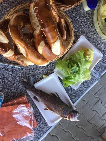 Fischessen 2018: Brezen und Fisch auf dem Tisch