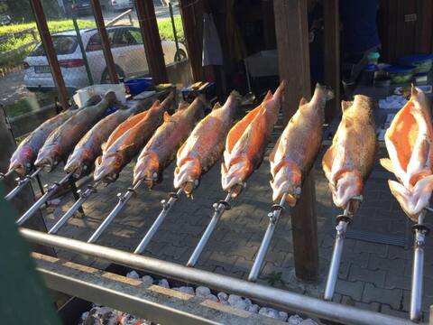 Frisch gegrillte Steckerlfische beim Fischessen des Vereins