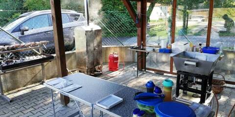Fischessen 2018: Grillstation im Freien