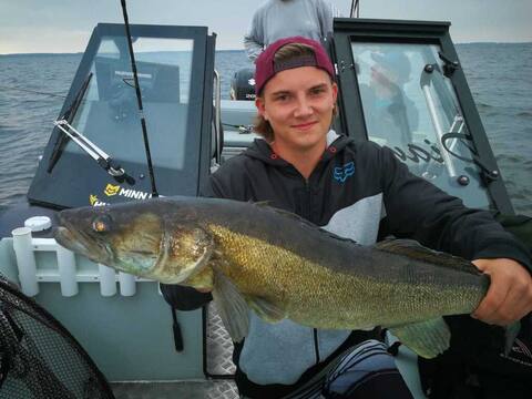 Vereinsausflug Müritz 2018: Junger Angler mit Zander im Boot