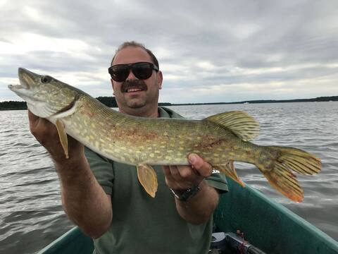 Vereinsausflug Müritz 2018: Angler mit großem Hecht im Boot