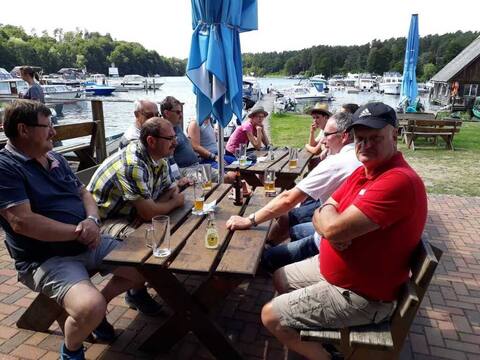 Vereinsausflug Müritz 2018: Teilnehmer beim Beisammensein am Hafen