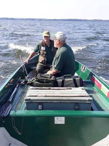 Vereinsausflug Müritz 2018: Zwei Angler im Boot unterwegs