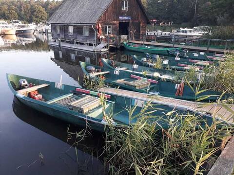 Vereinsausflug Müritz 2018: Angelboote am Steg