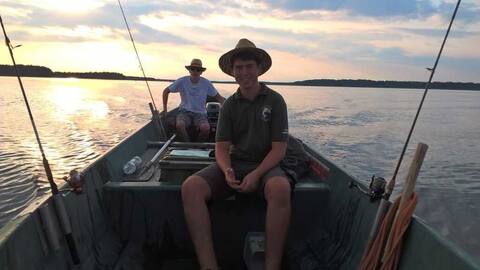Vereinsausflug Müritz 2018: Angler im Boot in der Abendsonne