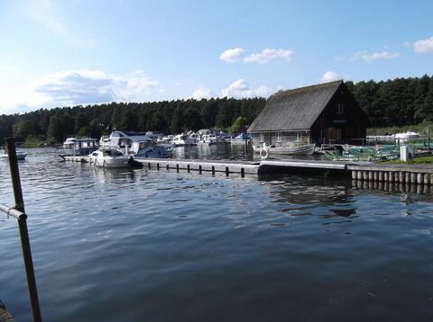 Müritz 2014: Hafen mit Booten an der Müritz