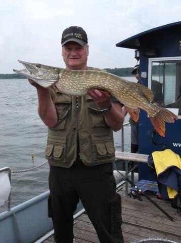 Müritz 2014: Angler mit Hecht am Boot