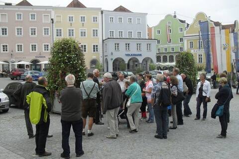 Vereinsausflug Schärding 2014: Gruppe auf dem Stadtplatz von Schärding