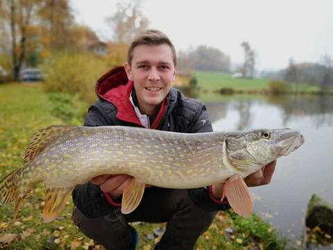 Stephan Donaubauer mit einem Hecht am Furthweiher