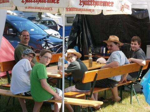 Jungfischer und Betreuer am Tisch im Biergarten