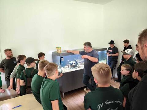 Teilnehmer bei der Einweisung im Saal